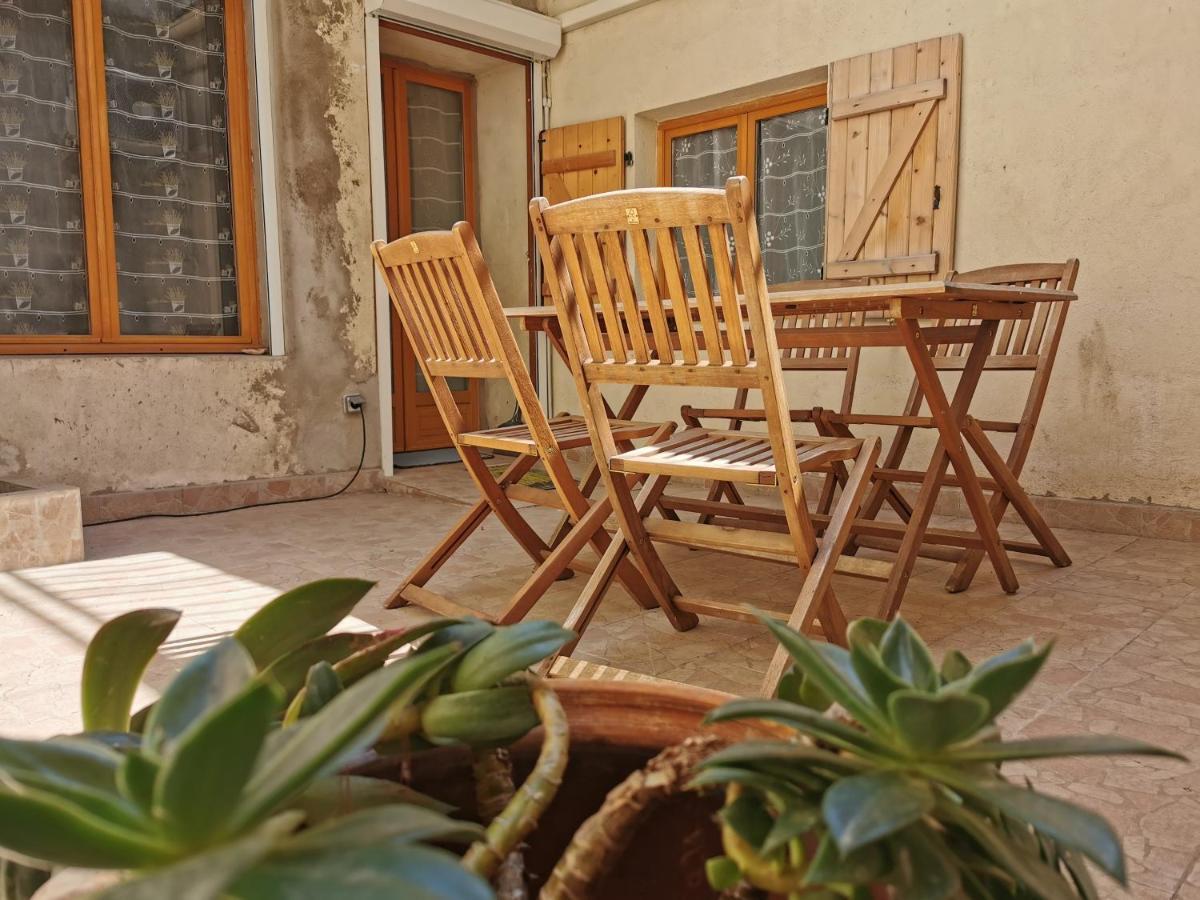 Les Oliviers, Avec Terrasse Apartment Beaucaire  Exterior foto